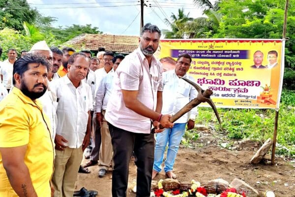 18 ಲಕ್ಷ ವೆಚ್ಚದಲ್ಲಿ ಕೊರಕೊಪ್ಪ ಗ್ರಾಮದಲ್ಲಿ ಸಿಸಿ ರಸ್ತೆ ನಿರ್ಮಾಣ ಕಾಮಗಾರಿ ಭೂಮಿ ಪೂಜಾ ಕಾರ್ಯಕ್ರಮವನ್ನು ಶಾಸಕ ವಿಶ್ವಾಸ್ ವಸಂತ ವೈದ್ಯ ನೆರವೇರಿಸಿದರು.