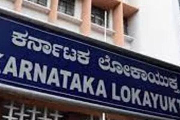 70 ಸಾವಿರ ಲಂಚಕ್ಕೆ ಬೇಡಿಕೆಯಿಟ್ಟು, 50 ಸಾವಿರ ಲಂಚ ಸ್ವೀಕರಿಸುತ್ತಿದ್ದ ಸಮಯದಲ್ಲಿ ದೇವನಹಳ್ಳಿ ಪೊಲೀಸ್ ಠಾಣಾ ಸಿಬ್ಬಂದಿ ಅಮರೇಶ್ ಲೋಕಾಯುಕ್ತ ಬಲೆಗೆ ಬಿದ್ದಿದ್ದಾರೆ.
