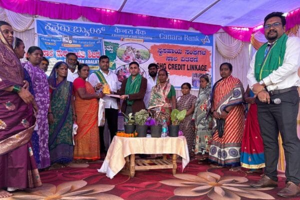 ಬೆಟಗೇರಿ:ಕೆನರಾ ಬ್ಯಾಂಕ್ನಲ್ಲಿ ಸಾಲ ಮರುಪಾವತಿ ಮತ್ತು ಸ್ವ ಸಹಾಯ ಸಂಘಗಳ ಮೇಳದ ಕಾರ್ಯಕ್ರಮ.