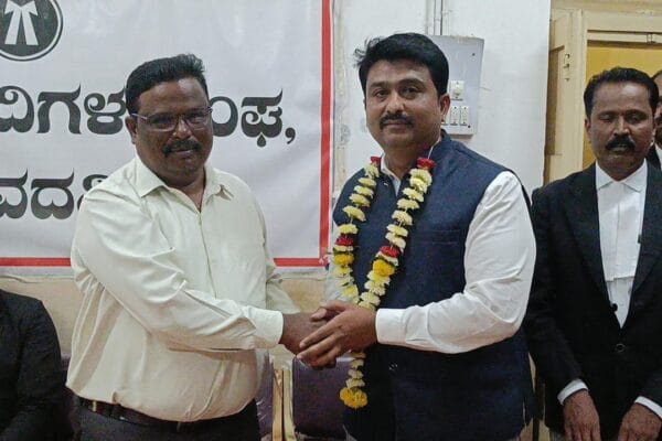 ಸವದತ್ತಿ ವಕೀಲರ ಸಂಘದಿಂದ ಪ್ರಧಾನ ಜೆ ಎಂ ಎಫ್ ಸಿ ನ್ಯಾಯಾಲಯಕ್ಕೆ ನೂತನವಾಗಿ ಆಗಮಿಸಿದ ಮಂಜುನಾಥ್ ಶಂಕರ ಸನ್ನಲಿಂಗನವರ ಅವರಿಗೆ ಸ್ವಾಗತಿಸಲಾಯಿತು.
